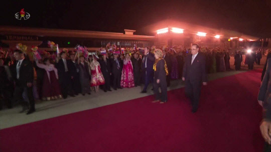 북한 도착한 러시아 상원의장  북한 조선중앙TV가 8일 방영한 영상에서 북한 정권수립 70주년을 축하하기 위해 발렌티나 마트비옌코 러시아 상원의장이 전날 평양에 도착해 공항에서 평양시민들의 환영을 받는 모습.2018.9.8